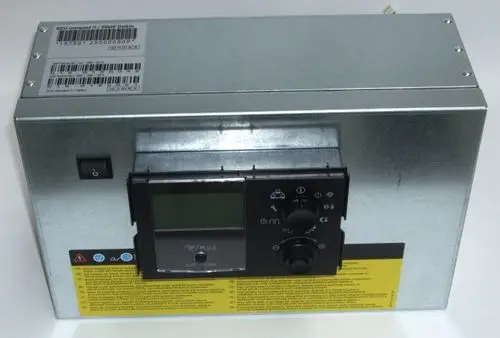 Daikin Steuergerät in metallischem Gehäuse mit Display, Bedienelementen und Warnhinweisen._links befindet sich ein Schalter. Gekennzeichnete Oberfläche mit Sicherheitsinformationen.